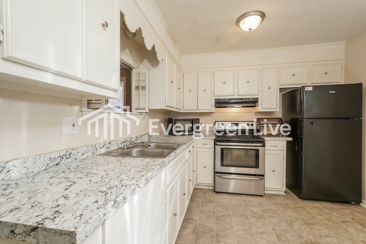 2211 Buckingham Dr - Photo 6 of 15