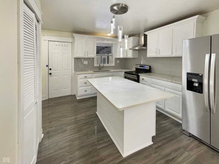 4055 N Grand Ave - Photo 2 of 15