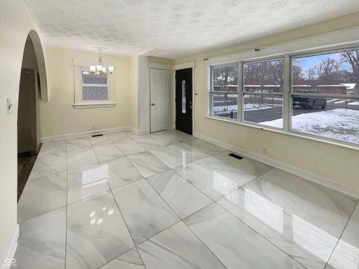 4055 N Grand Ave - Photo 3 of 15