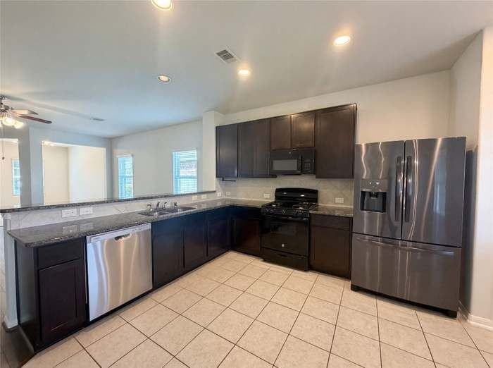 1038 Cash St - Photo 5 of 21