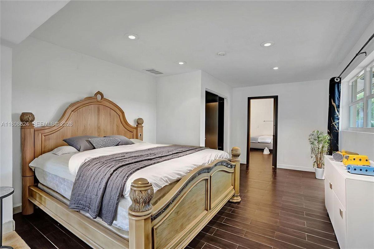 3100 Ne 56th Ct - Photo 7 of 8