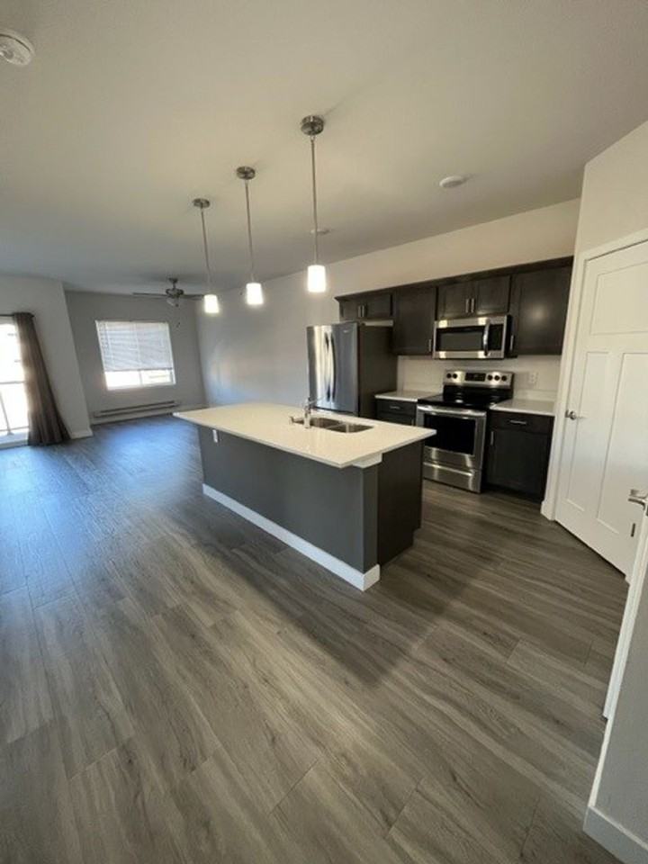 Cottage Grove Commons: 1400 N Windsor - Photo 2 of 36