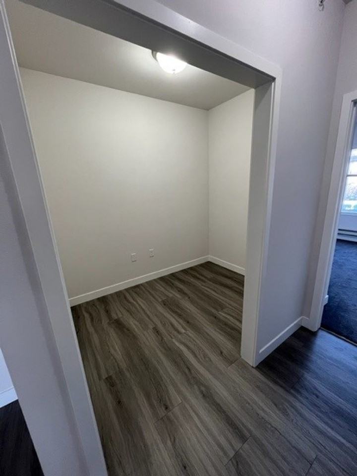 Cottage Grove Commons: 1400 N Windsor - Photo 3 of 36