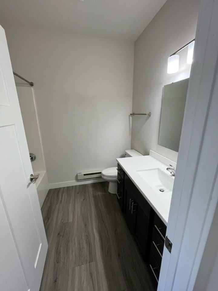 Cottage Grove Commons: 1400 N Windsor - Photo 5 of 36