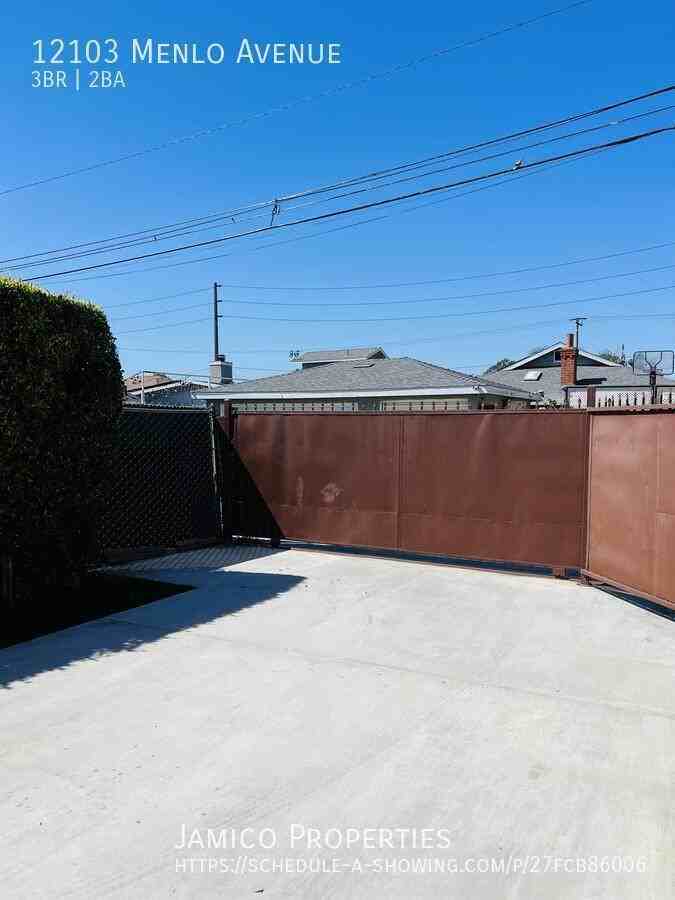 12103 Menlo Ave - Photo 4 of 33