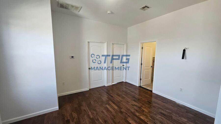 575 55th St #2F - Photo 3 of 10