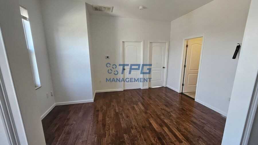 575 55th St #2F - Photo 4 of 10