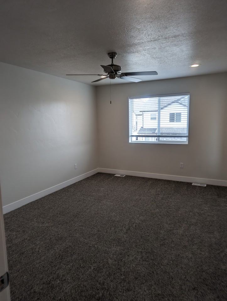 96 W 425 N - Photo 6 of 8