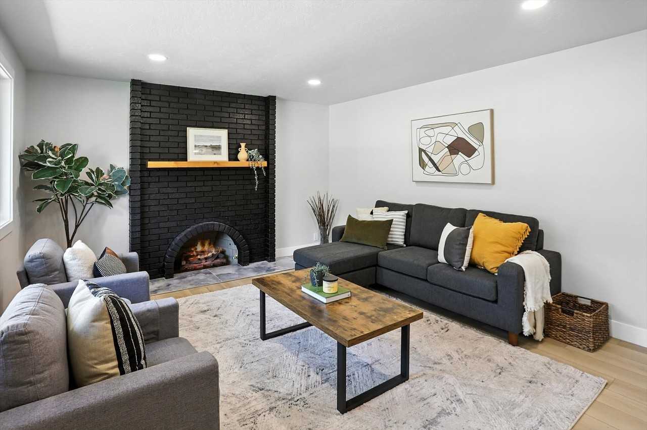 8558 S Harvard Park Dr - Photo 2 of 10