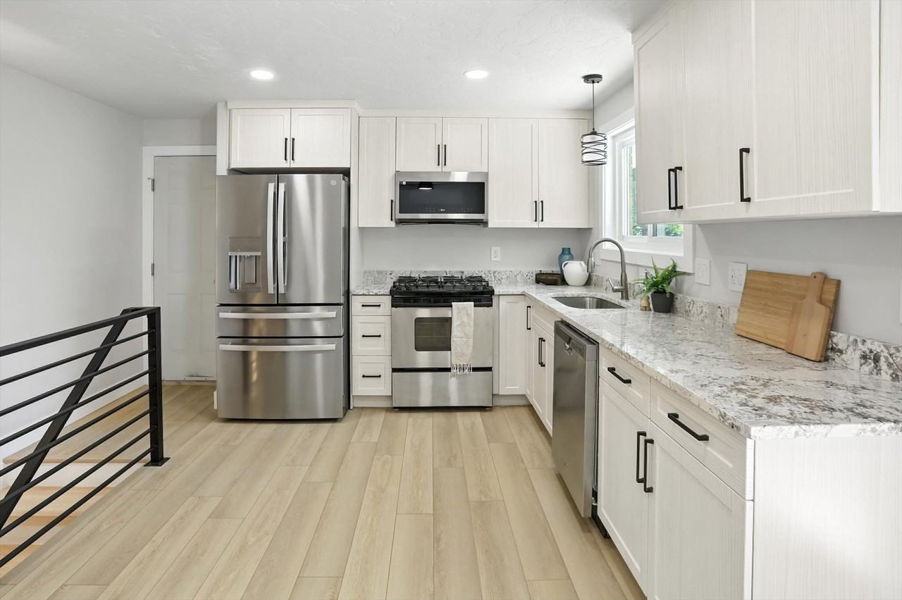 8558 S Harvard Park Dr - Photo 3 of 10