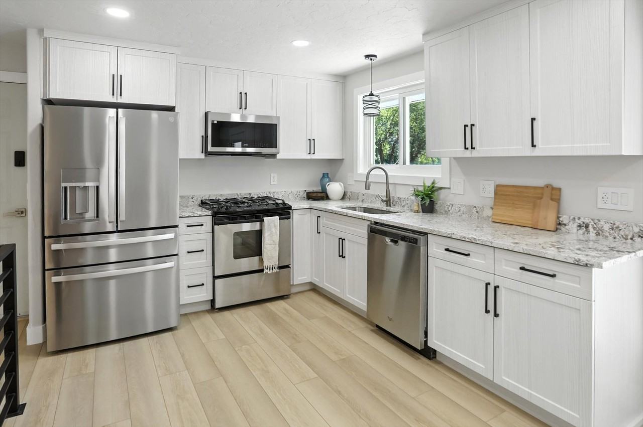 8558 S Harvard Park Dr - Photo 4 of 10