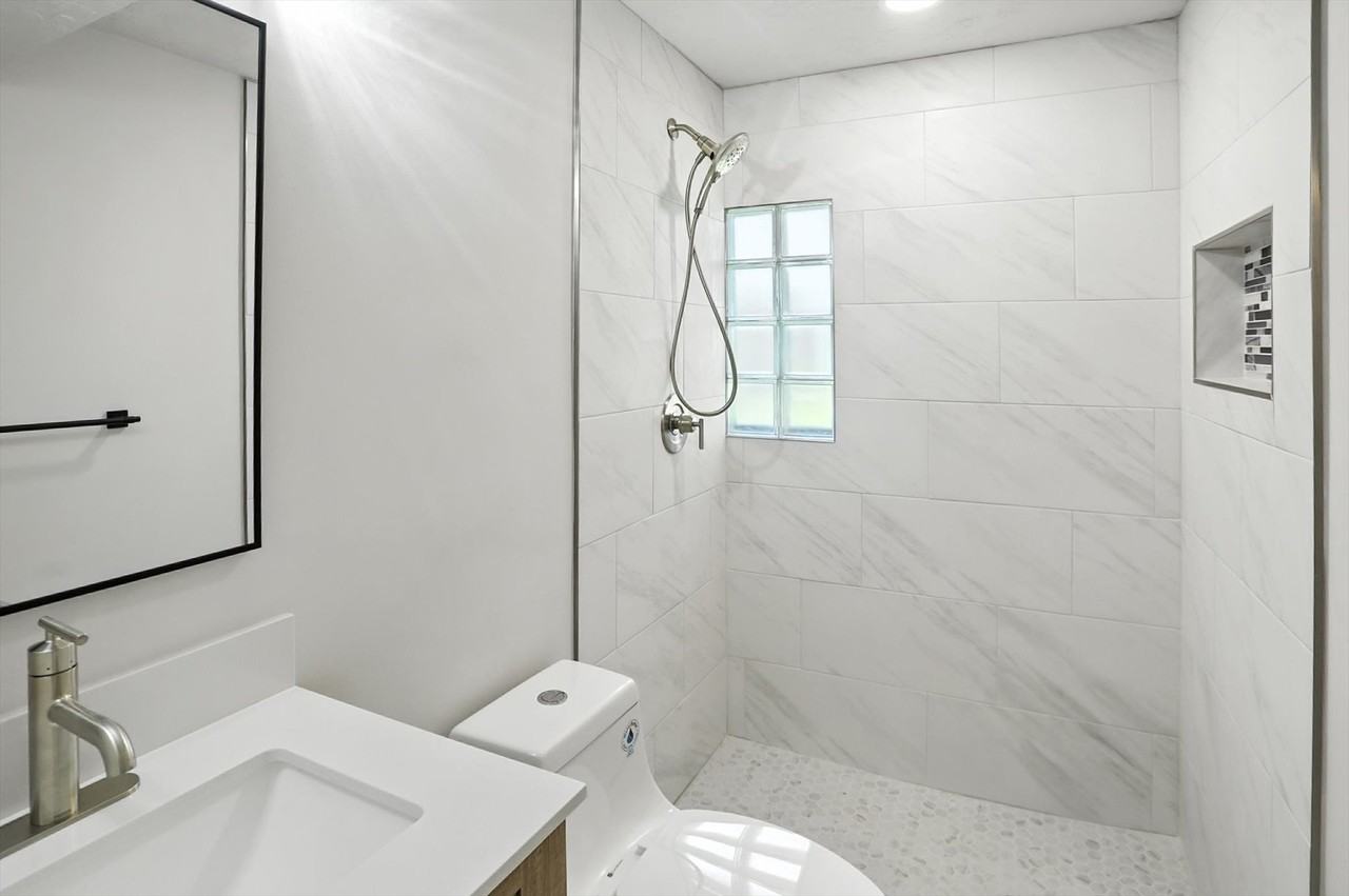 8558 S Harvard Park Dr - Photo 5 of 10