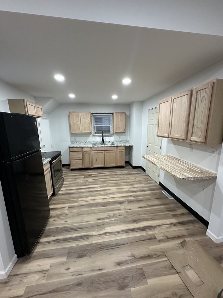 1621 S Taylor St - Photo 2 of 7