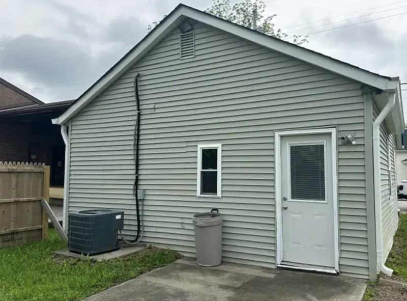 16625 S Broadway St - Photo 2 of 10