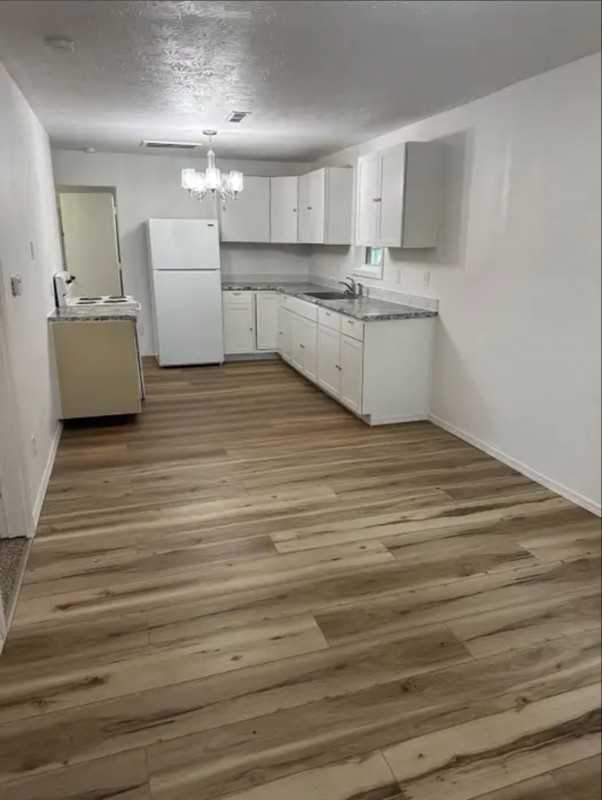 16625 S Broadway St - Photo 3 of 10