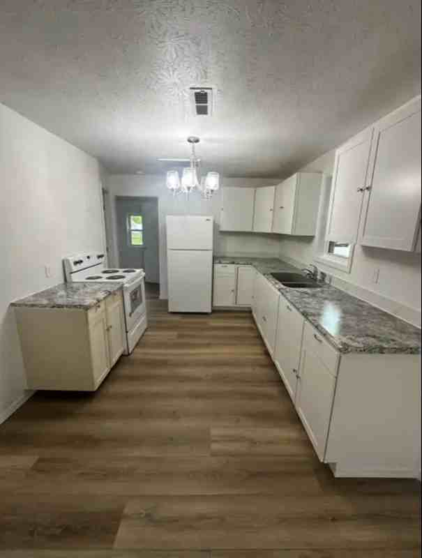 16625 S Broadway St - Photo 4 of 10