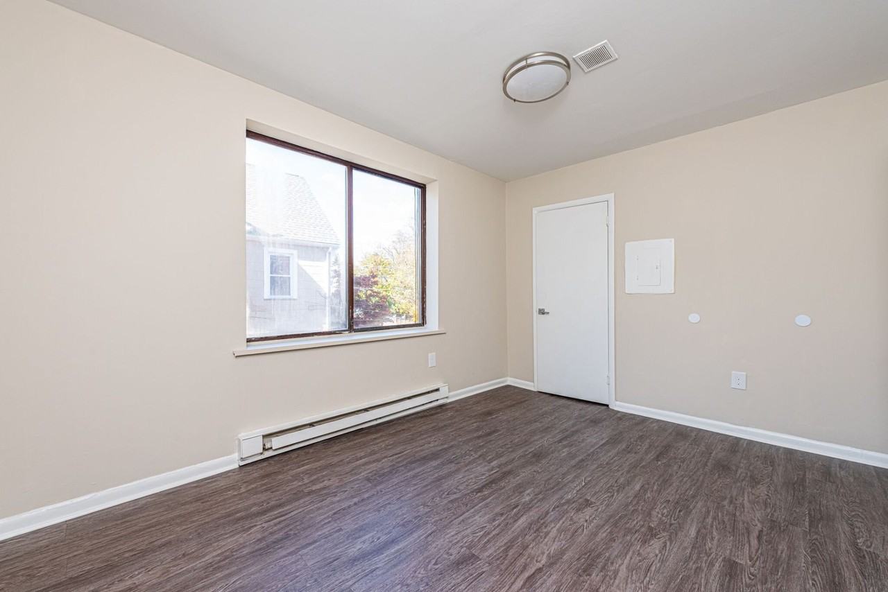 300-306 Main St - Photo 7 of 7