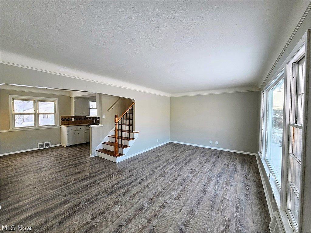 9516 Alexander Rd - Photo 2 of 14