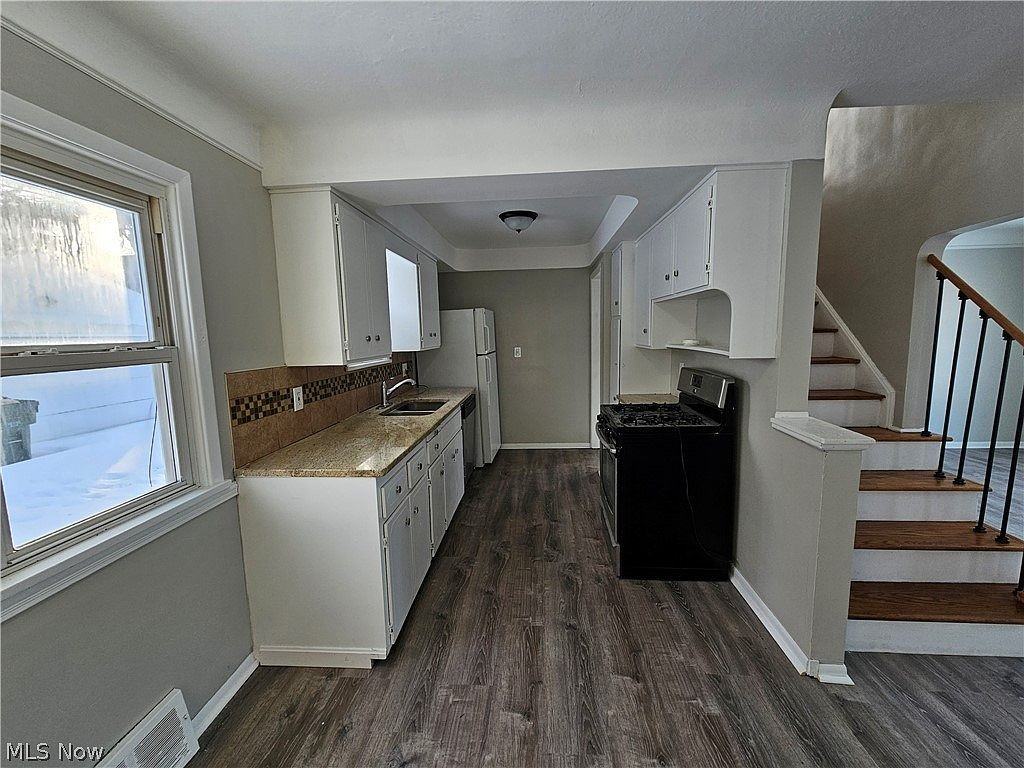 9516 Alexander Rd - Photo 3 of 14