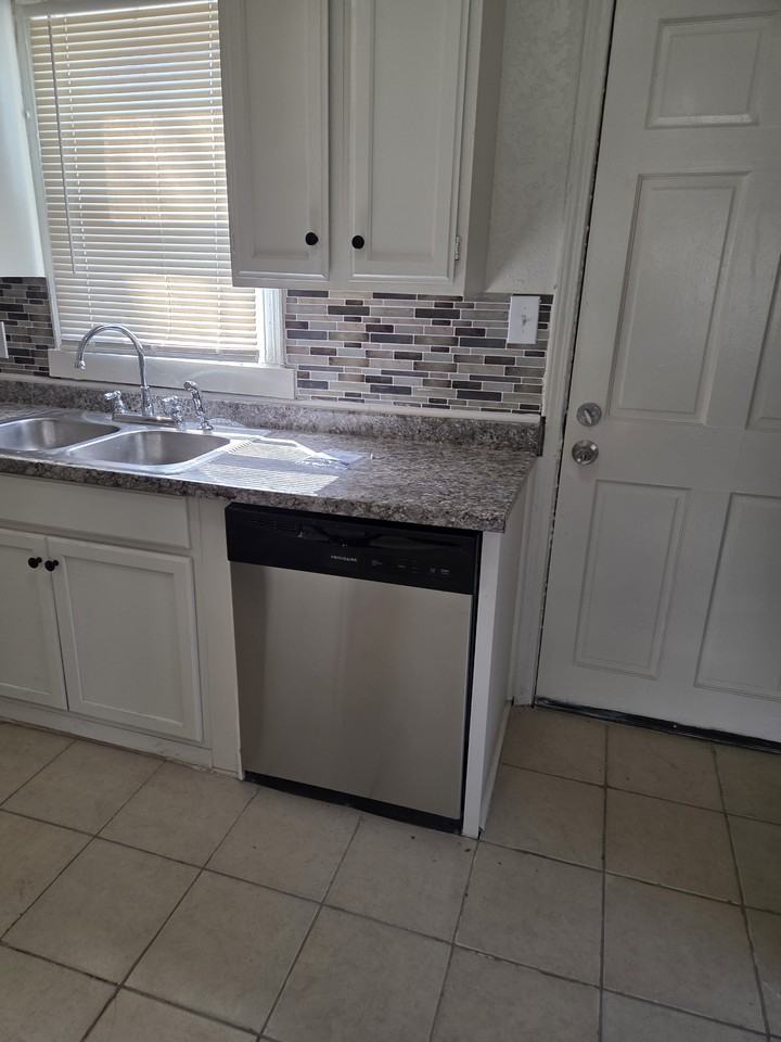 5760 Indiana Ave - Photo 4 of 11