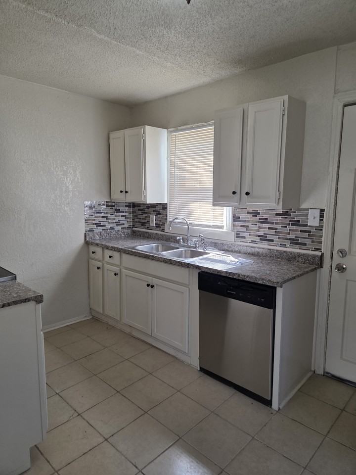 5760 Indiana Ave - Photo 6 of 11