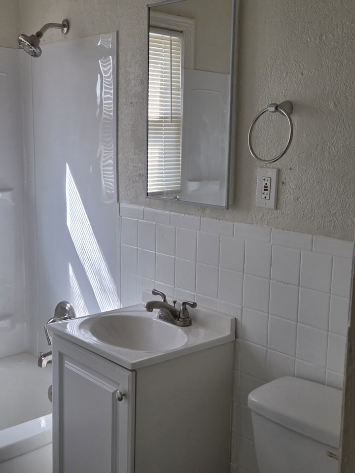 5760 Indiana Ave - Photo 7 of 11