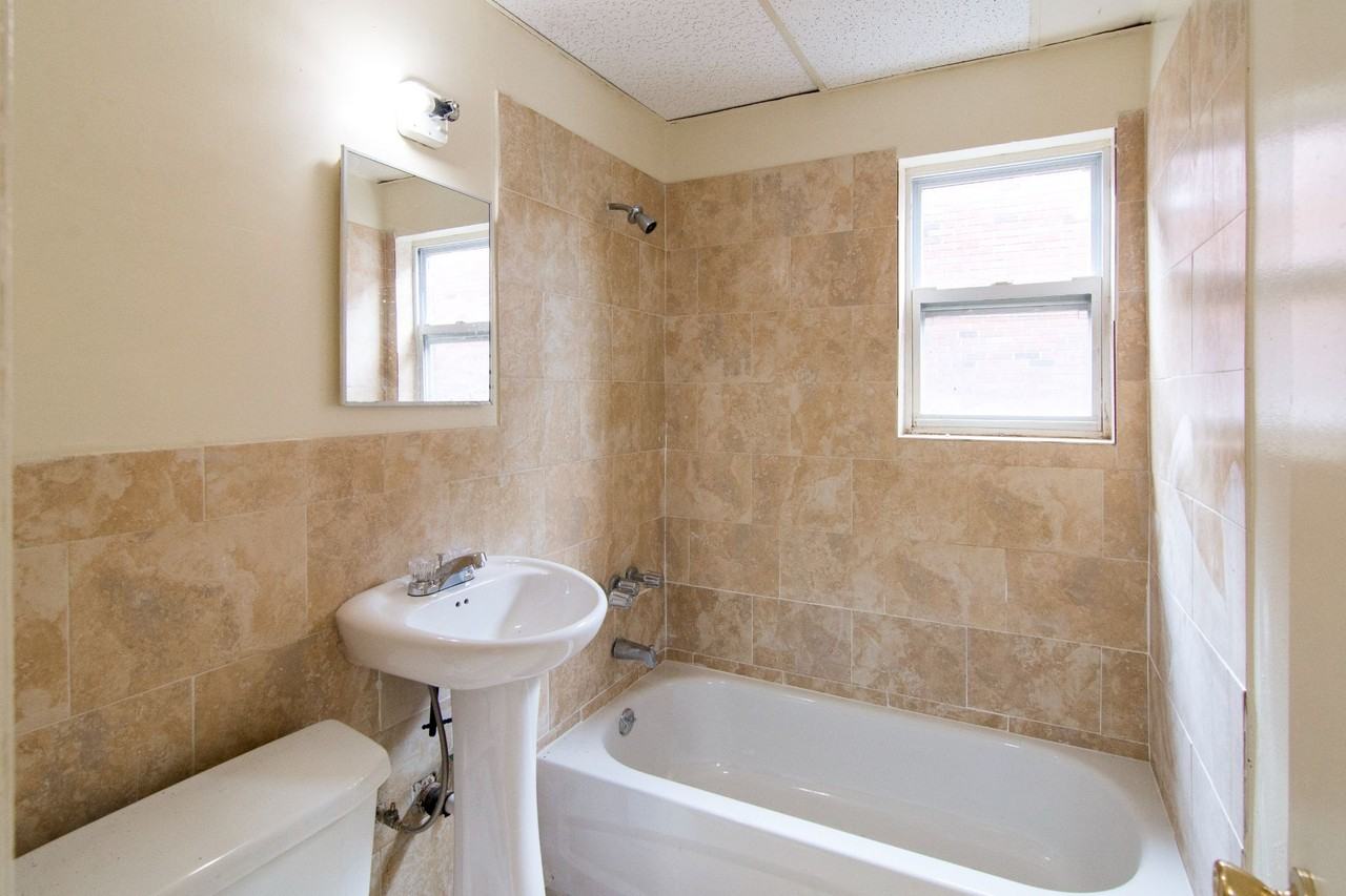 286 Eastern ParkWay - Photo 4 of 7