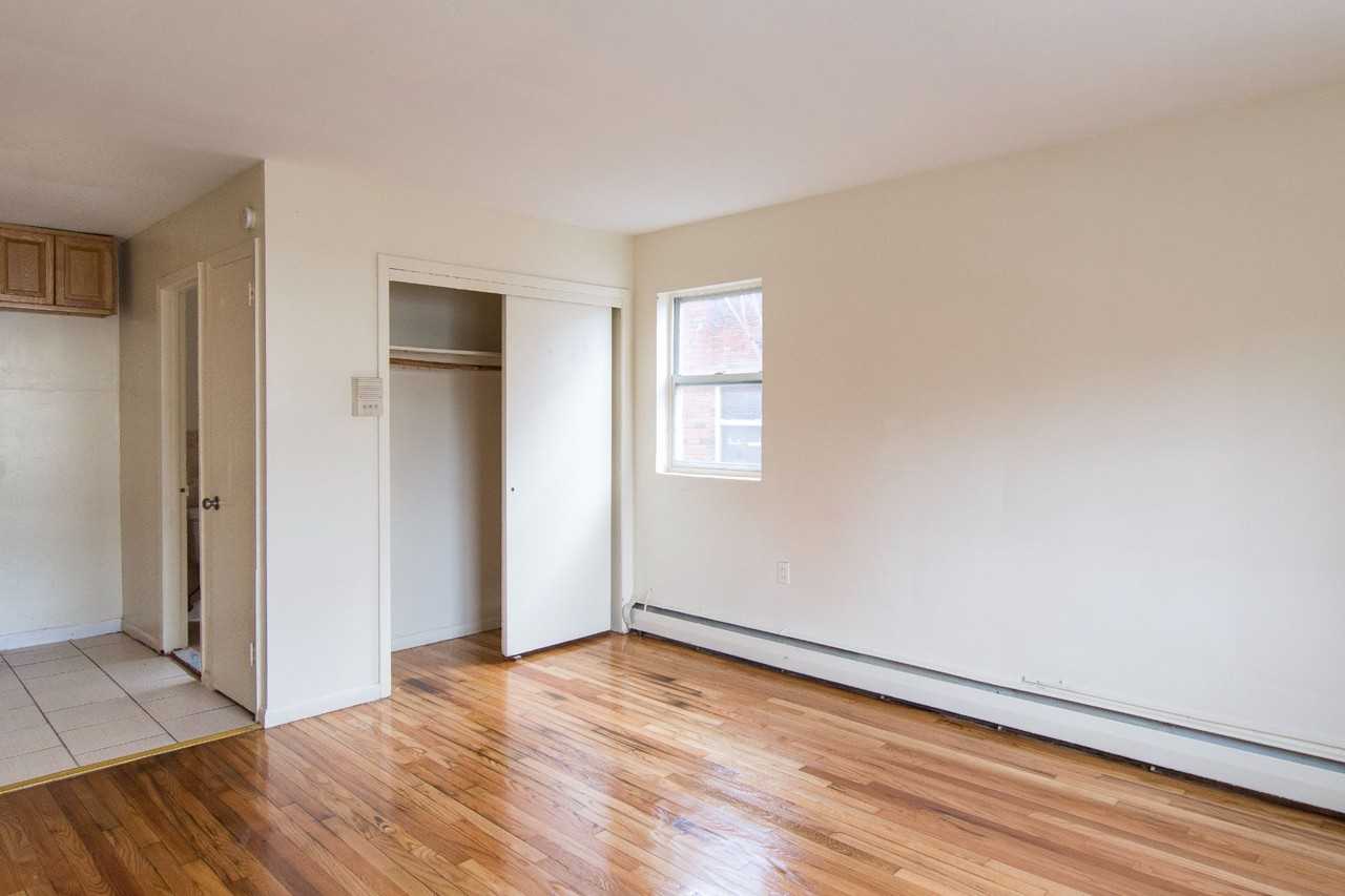 322 Eastern ParkWay - Photo 5 of 7