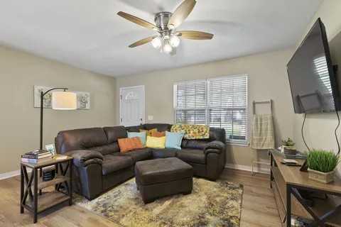 4527 Morningside Ln - Photo 2 of 9