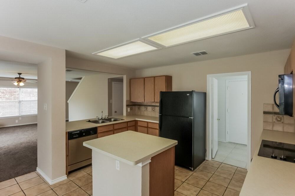 629 Gibson St - Photo 5 of 11