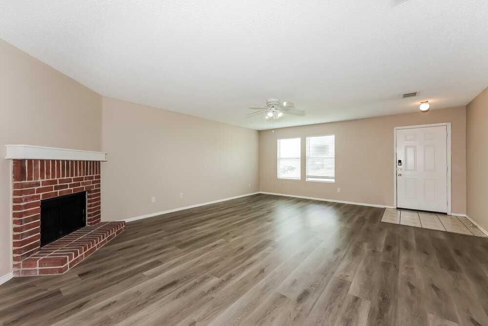 4054 Hunters Creek Dr - Photo 3 of 16