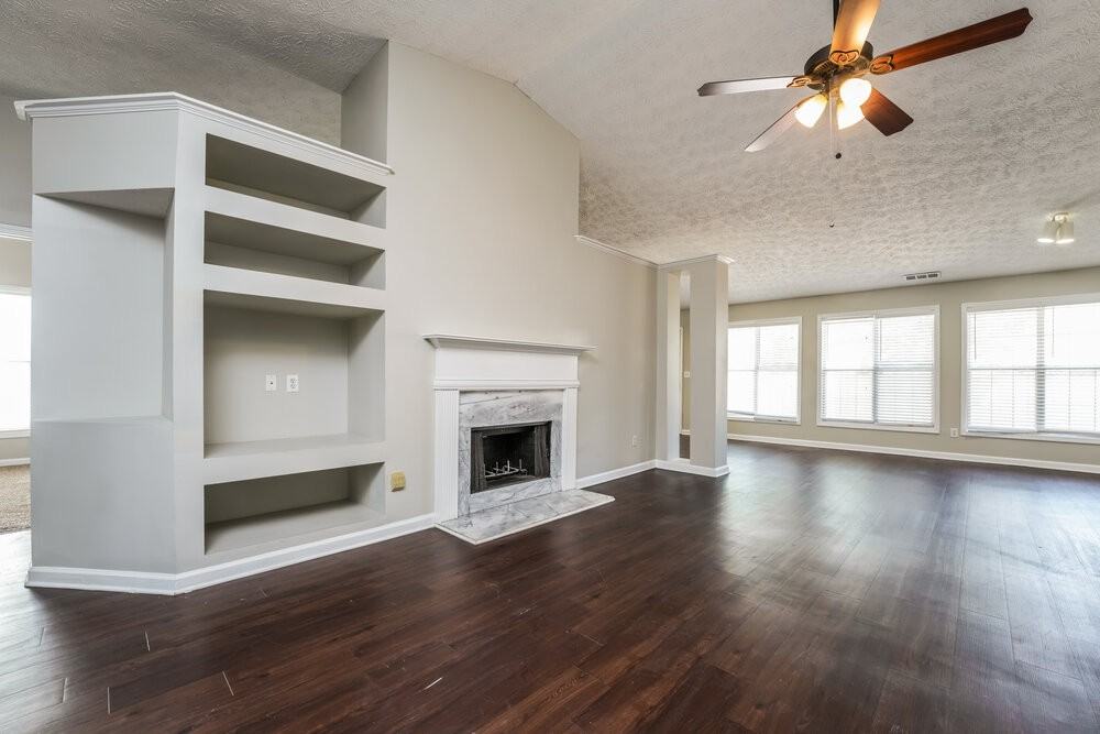 920 Glen Oaks Ln - Photo 4 of 16