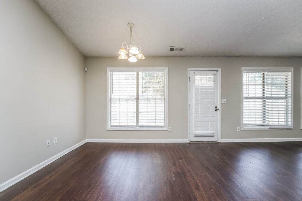 920 Glen Oaks Ln - Photo 6 of 16