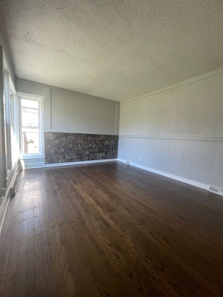 1565 Wentworth Ave - Photo 2 of 8