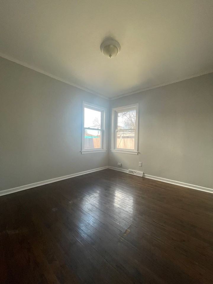 1565 Wentworth Ave - Photo 4 of 8