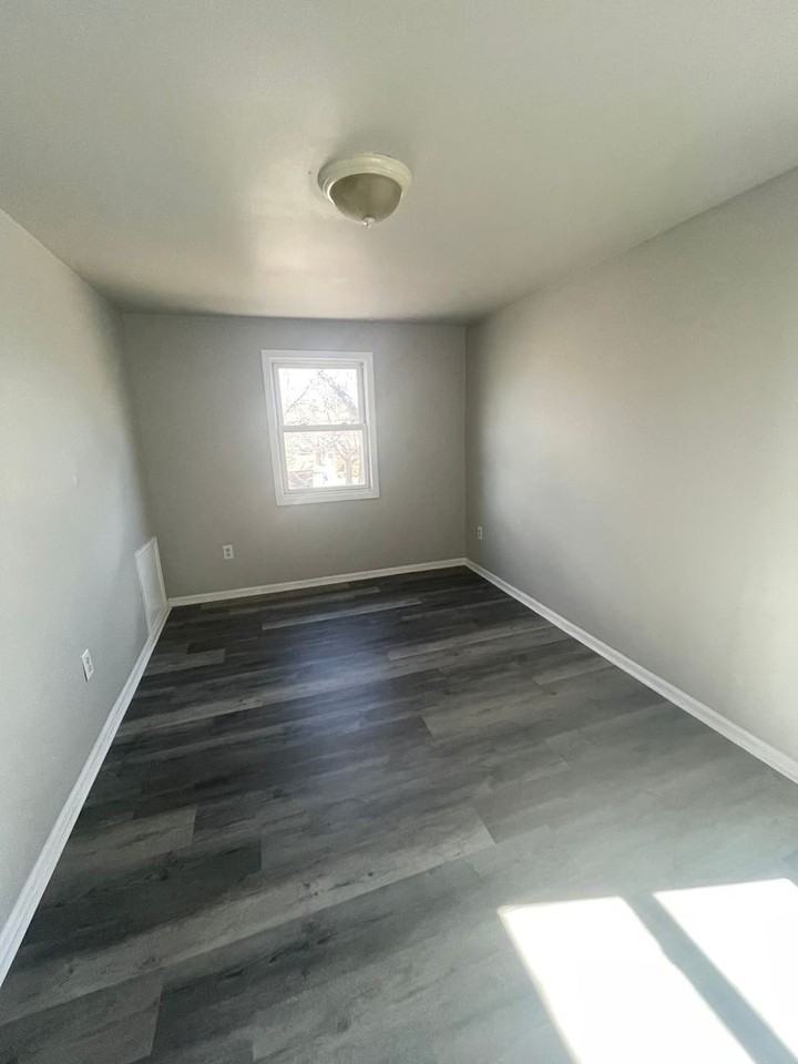 1565 Wentworth Ave - Photo 5 of 8