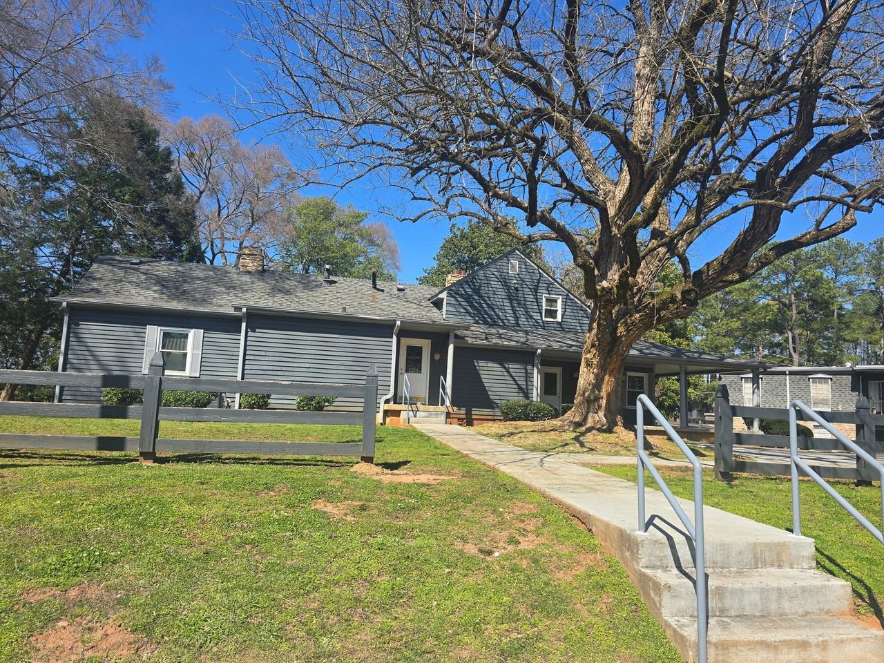 Chateau Montagne Apartments - Photo 3 of 18