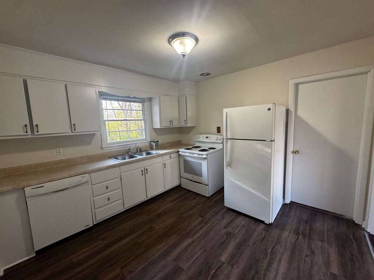 921 Beverly Dr - Photo 2 of 12
