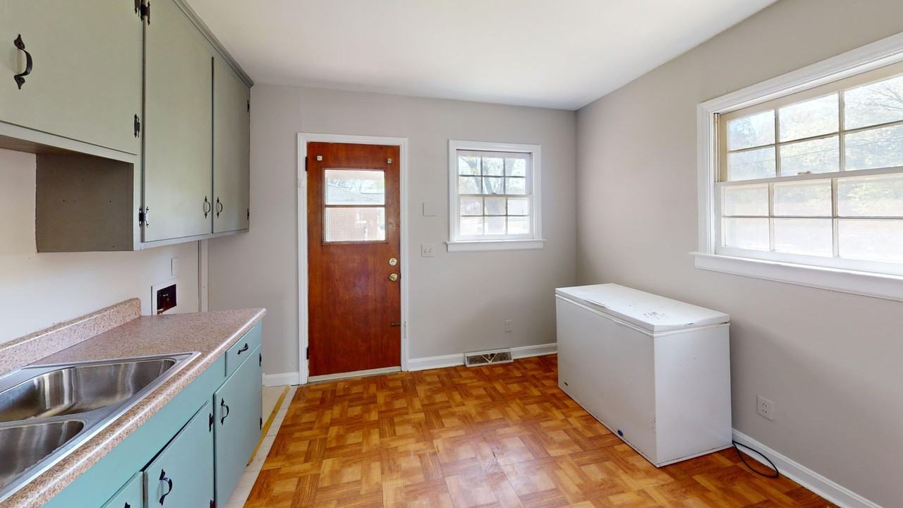 814 Wabash Ave - Photo 3 of 8