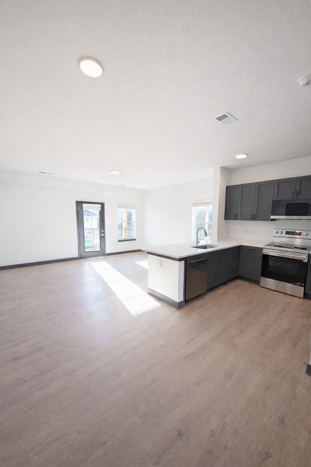 Peninsula Pointe Flats - Photo 6 of 50