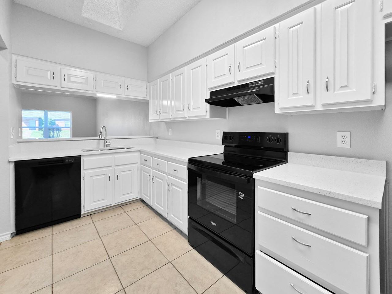 700 Monique - Photo 3 of 28