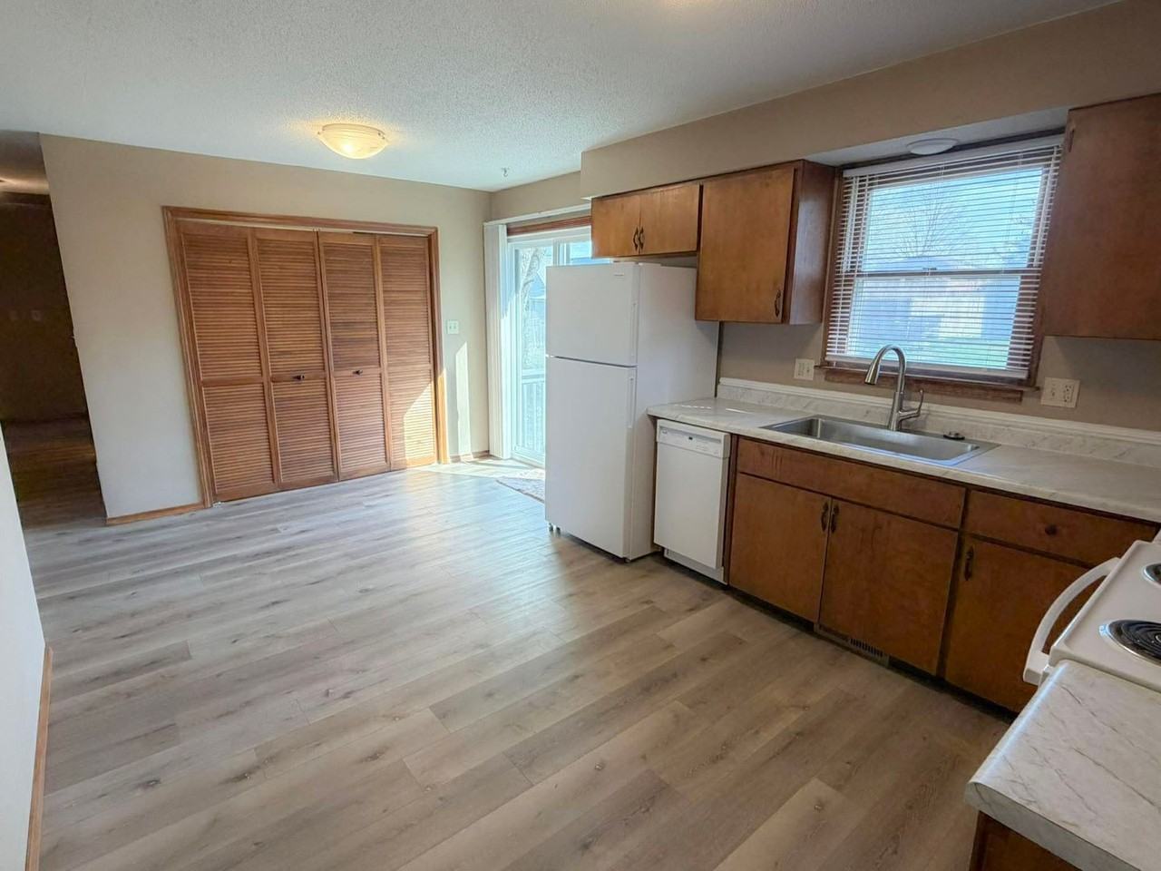 615 Oak St - Photo 5 of 16