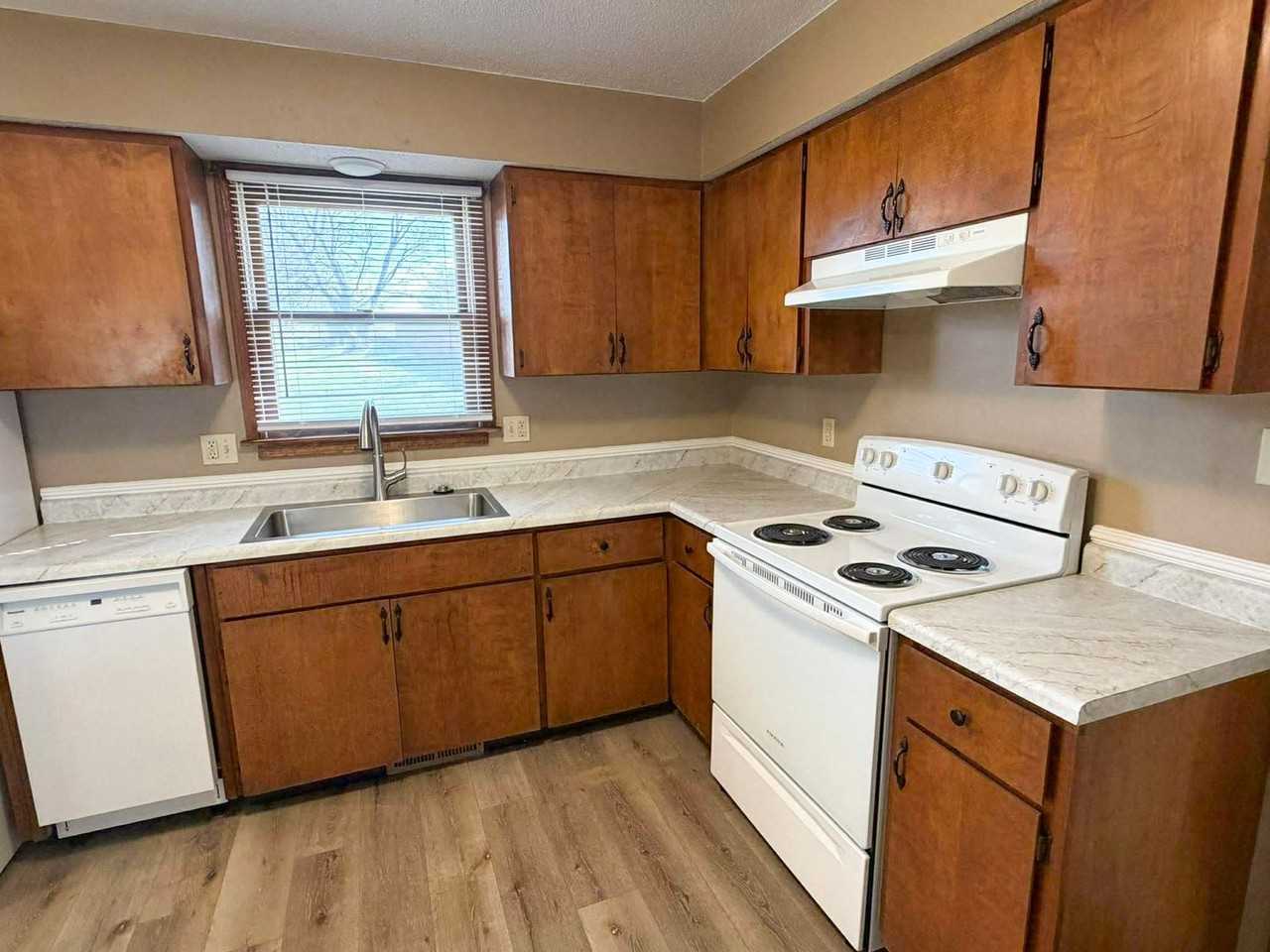 615 Oak St - Photo 6 of 16