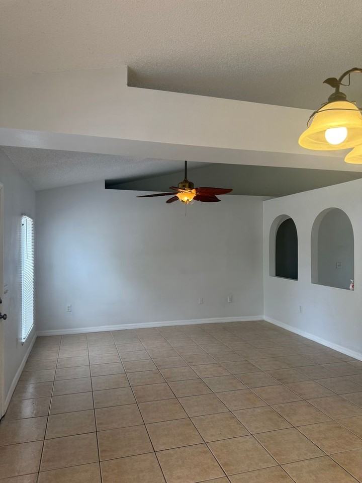 405 Francisco Way - Photo 4 of 31