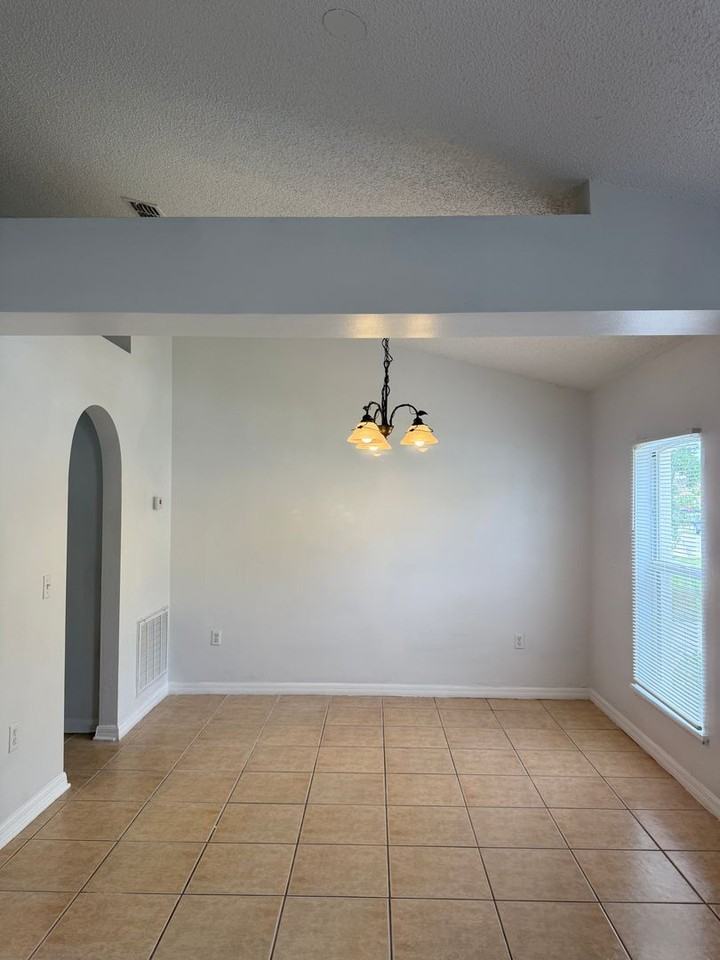 405 Francisco Way - Photo 5 of 31