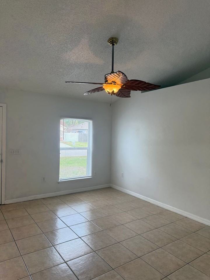 405 Francisco Way - Photo 7 of 31