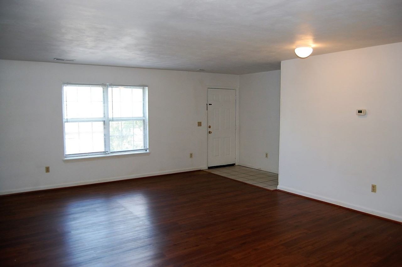 407 Laurence Ln - Photo 5 of 12