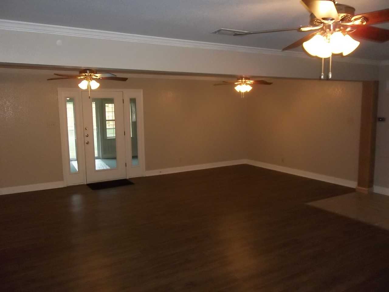 1008 Pin Oak Dr - Photo 3 of 17