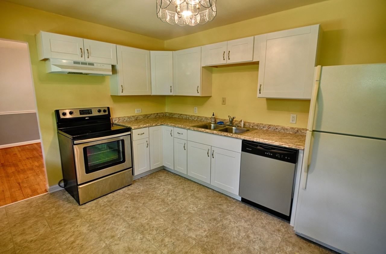 406 Hickory Dr - Photo 2 of 14