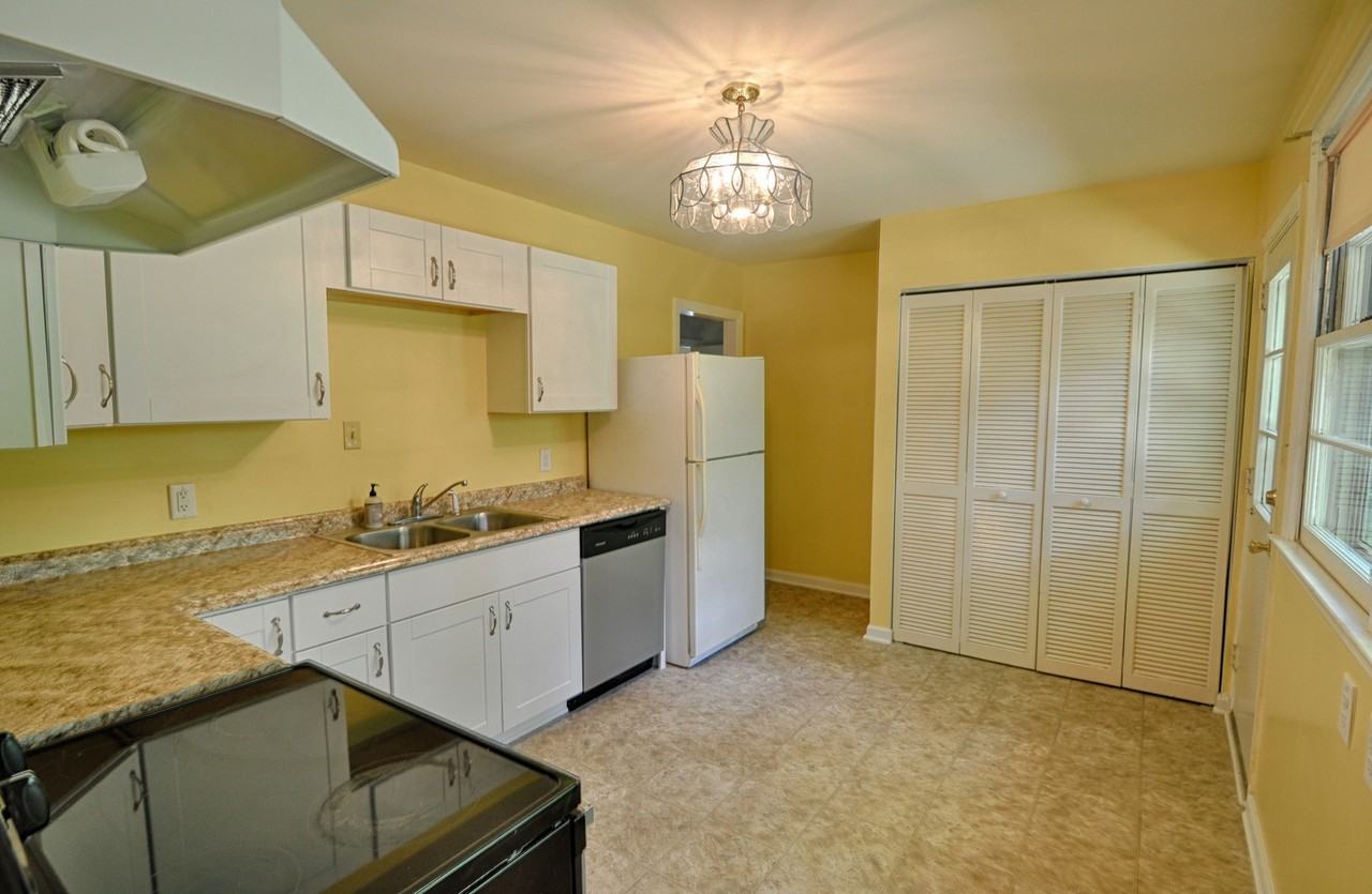 406 Hickory Dr - Photo 4 of 14